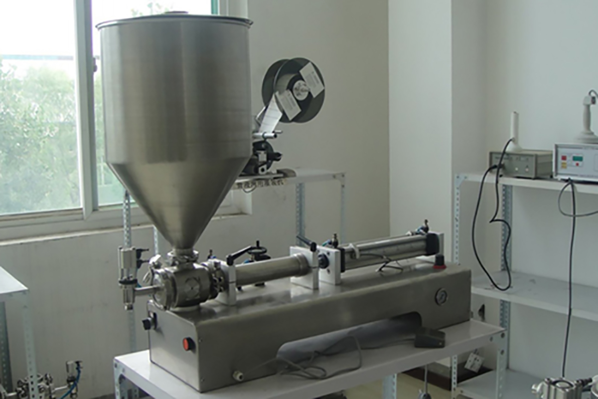 Semi Automatic Pneumatic Filling Machine For Cream Paste With Hopper
